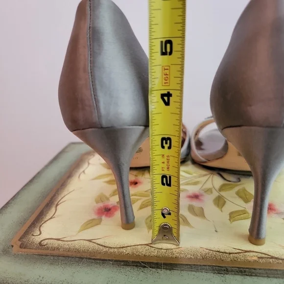 Badgley Mischka Satin and Bead Sandal Pump Size 7 1/2 - Picture 7 of 10